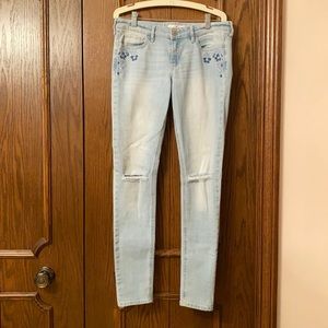 Embroidered Hollister jeans! Size 27/31